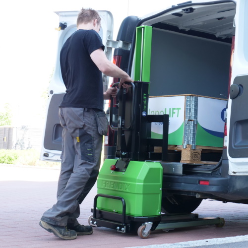 InnoLIFT lastaus pakettiautoon
